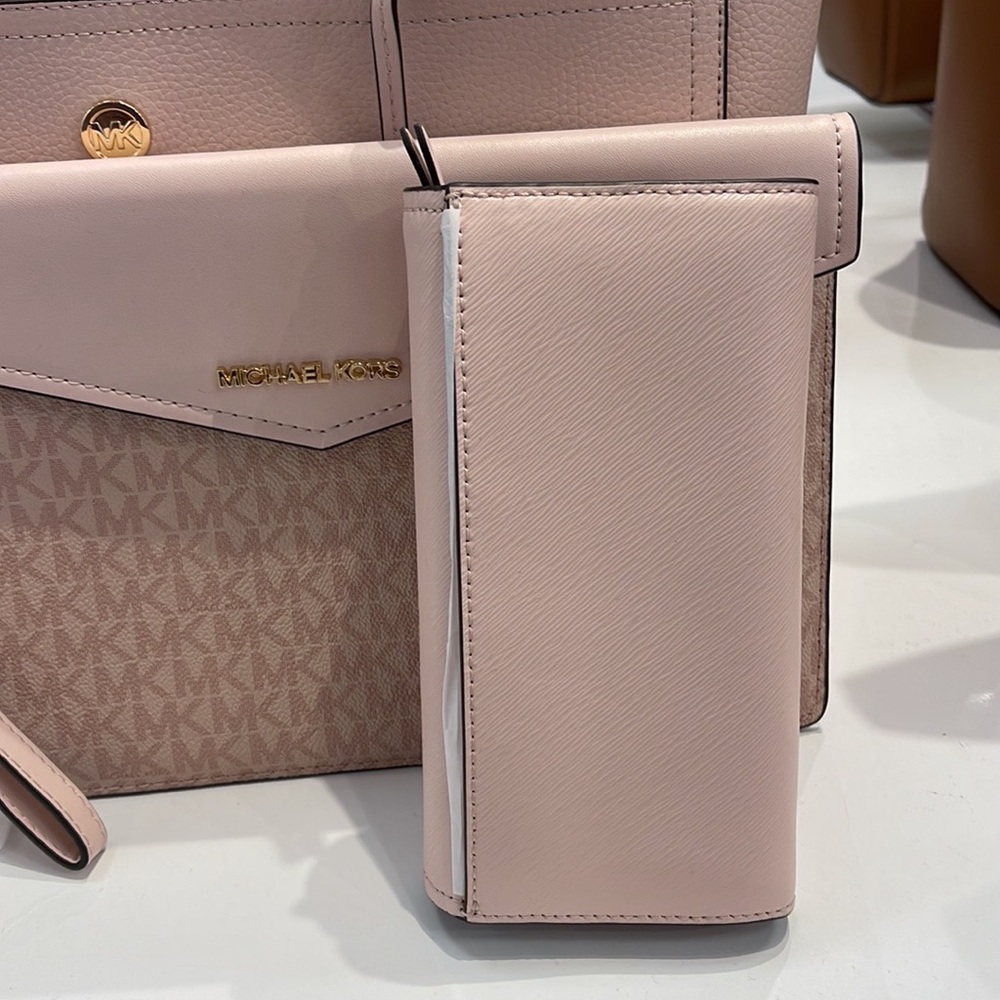 Michael Kors Mimi Large Saffiano Leather Bi-Fold Continental Wallet
Pawder Blush - Picture 15 of 16